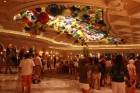 Viesnīcas Bellagio vestibila griesti ir veidoti no vairāk nekā 2000 roku veidotiem stikla ziediem 8