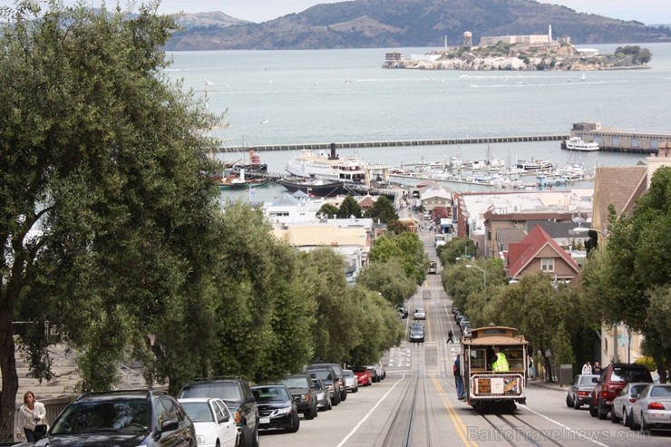 Tā kā Sanfrancisko pilsēta celta uz stāviem pakalniem, brauciens ar retro tramvaju ir visai aizrautīgs 115730