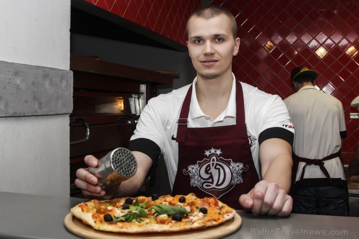 Dinamo Rīga hokejisti izcep savu unikālo picu, tā radot piecas jaunas receptes, kuras tiks iekļautas Čili Pica ēdienkartē 115816