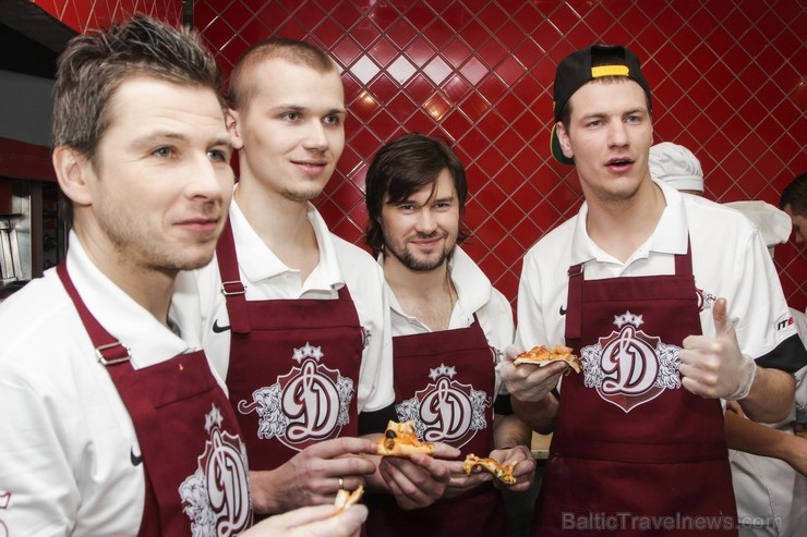 Dinamo Rīga hokejisti izcep savu unikālo picu, tā radot piecas jaunas receptes, kuras tiks iekļautas Čili Pica ēdienkartē 115820