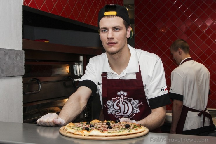 Dinamo Rīga hokejisti izcep savu unikālo picu, tā radot piecas jaunas receptes, kuras tiks iekļautas Čili Pica ēdienkartē 115822