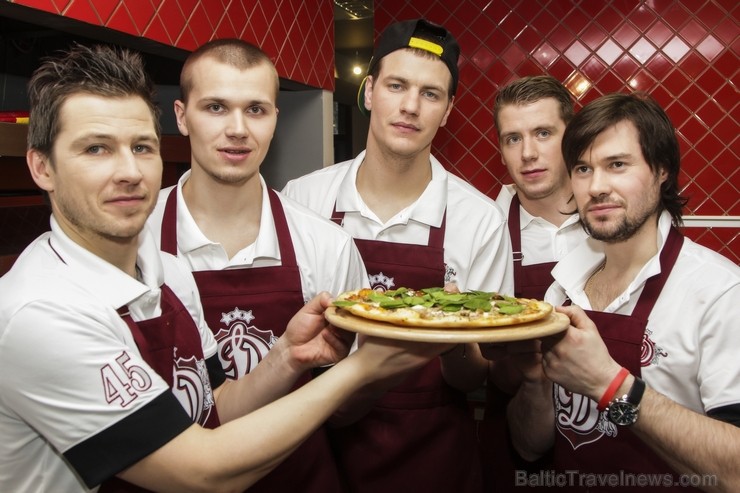 Dinamo Rīga hokejisti izcep savu unikālo picu, tā radot piecas jaunas receptes, kuras tiks iekļautas Čili Pica ēdienkartē Dinamo Rīga hokejisti izcep savu unikālo picu, tā radot piecas jaunas receptes, kuras tiks iekļautas Čili Pica ēdienkartē 115832