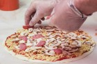 Dinamo Rīga hokejisti izcep savu unikālo picu, tā radot piecas jaunas receptes, kuras tiks iekļautas Čili Pica ēdienkartē 5
