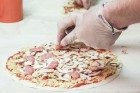 Dinamo Rīga hokejisti izcep savu unikālo picu, tā radot piecas jaunas receptes, kuras tiks iekļautas Čili Pica ēdienkartē 6