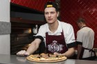 Dinamo Rīga hokejisti izcep savu unikālo picu, tā radot piecas jaunas receptes, kuras tiks iekļautas Čili Pica ēdienkartē 15