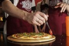 Dinamo Rīga hokejisti izcep savu unikālo picu, tā radot piecas jaunas receptes, kuras tiks iekļautas Čili Pica ēdienkartē 12