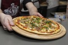 Dinamo Rīga hokejisti izcep savu unikālo picu, tā radot piecas jaunas receptes, kuras tiks iekļautas Čili Pica ēdienkartē 21