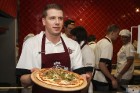 Dinamo Rīga hokejisti izcep savu unikālo picu, tā radot piecas jaunas receptes, kuras tiks iekļautas Čili Pica ēdienkartē 16