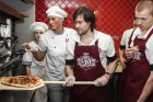 Dinamo Rīga hokejisti izcep savu unikālo picu, tā radot piecas jaunas receptes, kuras tiks iekļautas Čili Pica ēdienkartē 19