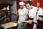 Dinamo Rīga hokejisti izcep savu unikālo picu, tā radot piecas jaunas receptes, kuras tiks iekļautas Čili Pica ēdienkartē 20