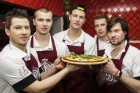 Dinamo Rīga hokejisti izcep savu unikālo picu, tā radot piecas jaunas receptes, kuras tiks iekļautas Čili Pica ēdienkartē 1