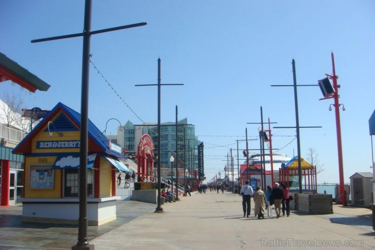 Estakāde Navy Pier, kas iestiepjas Mičiganas ezerā, ir jauka izklaides un atpūtas vieta kā Čikāgas iedzīvotājiem, kā tās viesiem Estakāde Navy Pier, kas iestiepjas Mičiganas ezerā, ir jauka izklaides un atpūtas vieta kā Čikāgas iedzīvotājiem, kā tās viesiem 115935