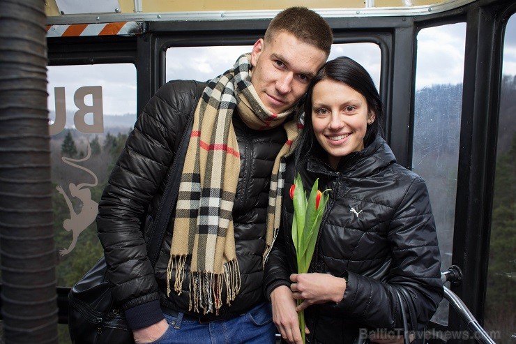 Siguldas Vagoniņa pasažieres Sieviešu dienā saņem ziedus no vīrieša, kurš negaidīti nolaižas no Vagoniņa jumta virs Gaujas 116262