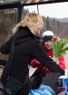 Siguldas Vagoniņa pasažieres Sieviešu dienā saņem ziedus no vīrieša, kurš negaidīti nolaižas no Vagoniņa jumta virs Gaujas 5