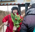 Siguldas Vagoniņa pasažieres Sieviešu dienā saņem ziedus no vīrieša, kurš negaidīti nolaižas no Vagoniņa jumta virs Gaujas 6