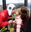 Siguldas Vagoniņa pasažieres Sieviešu dienā saņem ziedus no vīrieša, kurš negaidīti nolaižas no Vagoniņa jumta virs Gaujas 12