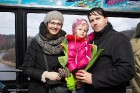 Siguldas Vagoniņa pasažieres Sieviešu dienā saņem ziedus no vīrieša, kurš negaidīti nolaižas no Vagoniņa jumta virs Gaujas 15