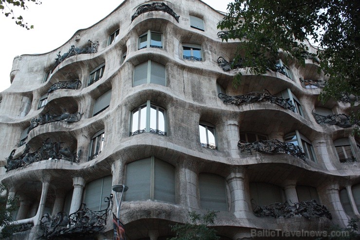Arhitekta Antonio Gaudi veidotā ēka Casa Milà pievērš uzmanību ar savu neparasto dizainu 116969