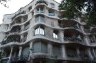 Arhitekta Antonio Gaudi veidotā ēka Casa Milà pievērš uzmanību ar savu neparasto dizainu 8