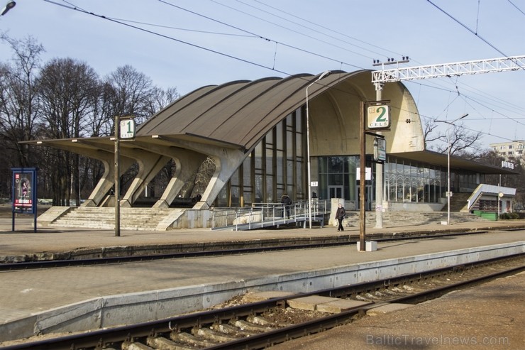 Tagadējā ēstacijas ēkaka uzbūvēta 1977. gadā. Ēka projektēta Ļeņingradas dzelzceļu projektēšanas institūtā, tās arhitekts Igors Javeins. Ēkas forma as Tagadējā ēstacijas ēkaka uzbūvēta 1977. gadā. Ēka projektēta Ļeņingradas dzelzceļu projektēšanas institūtā, tās arhitekts Igors Javeins. Ēkas forma as 117258