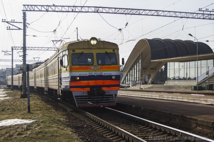Dubulti ir dzelzceļa stacija Jūrmalā, līnijā Torņakalns—Tukums II. Dubultos pietur visi Tukuma virziena elektrovilcieni; Dubulti ir arī maršruta Rīga— Dubulti ir dzelzceļa stacija Jūrmalā, līnijā Torņakalns—Tukums II. Dubultos pietur visi Tukuma virziena elektrovilcieni; Dubulti ir arī maršruta Rīga— 117261