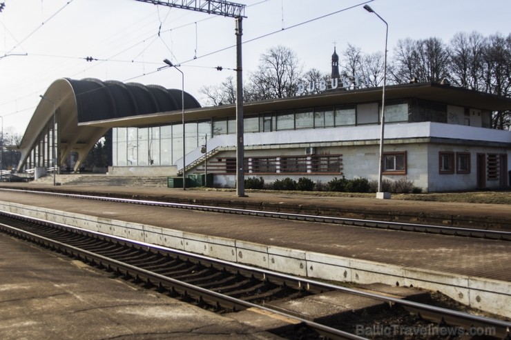 Tagadējā ēstacijas ēkaka uzbūvēta 1977. gadā. Ēka projektēta Ļeņingradas dzelzceļu projektēšanas institūtā, tās arhitekts Igors Javeins. Ēkas forma as Tagadējā ēstacijas ēkaka uzbūvēta 1977. gadā. Ēka projektēta Ļeņingradas dzelzceļu projektēšanas institūtā, tās arhitekts Igors Javeins. Ēkas forma as 117263