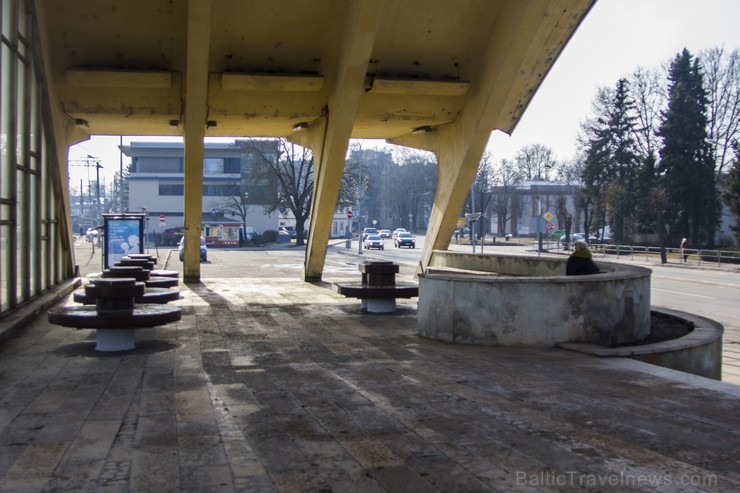 Tagadējā ēstacijas ēkaka uzbūvēta 1977. gadā. Ēka projektēta Ļeņingradas dzelzceļu projektēšanas institūtā, tās arhitekts Igors Javeins. Ēkas forma as Tagadējā ēstacijas ēkaka uzbūvēta 1977. gadā. Ēka projektēta Ļeņingradas dzelzceļu projektēšanas institūtā, tās arhitekts Igors Javeins. Ēkas forma as 117265