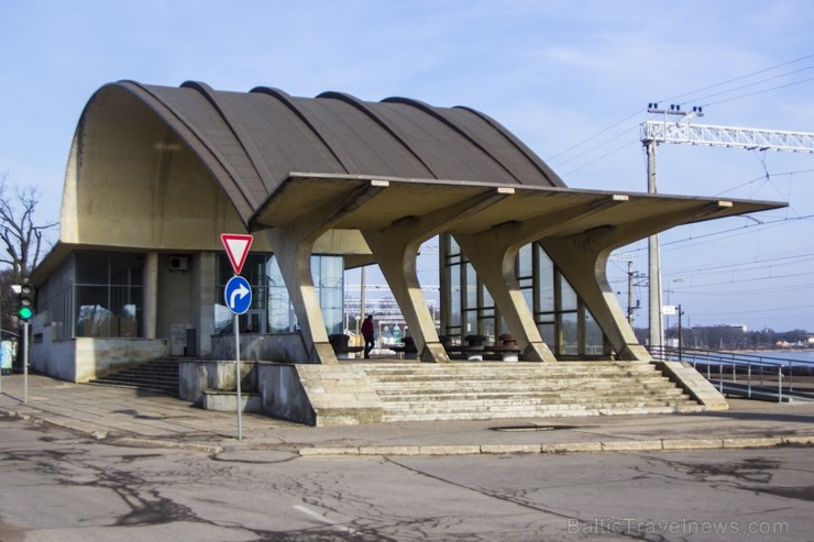 Tagadējā ēstacijas ēkaka uzbūvēta 1977. gadā. Ēka projektēta Ļeņingradas dzelzceļu projektēšanas institūtā, tās arhitekts Igors Javeins. Ēkas forma as Tagadējā ēstacijas ēkaka uzbūvēta 1977. gadā. Ēka projektēta Ļeņingradas dzelzceļu projektēšanas institūtā, tās arhitekts Igors Javeins. Ēkas forma as 117270