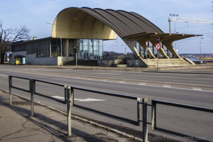 Tagadējā ēstacijas ēkaka uzbūvēta 1977. gadā. Ēka projektēta Ļeņingradas dzelzceļu projektēšanas institūtā, tās arhitekts Igors Javeins. Ēkas forma as Tagadējā ēstacijas ēkaka uzbūvēta 1977. gadā. Ēka projektēta Ļeņingradas dzelzceļu projektēšanas institūtā, tās arhitekts Igors Javeins. Ēkas forma as 117271