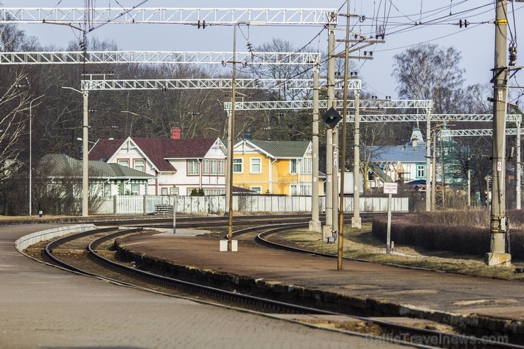 Tagadējā ēstacijas ēkaka uzbūvēta 1977. gadā. Ēka projektēta Ļeņingradas dzelzceļu projektēšanas institūtā, tās arhitekts Igors Javeins. Ēkas forma as Tagadējā ēstacijas ēkaka uzbūvēta 1977. gadā. Ēka projektēta Ļeņingradas dzelzceļu projektēšanas institūtā, tās arhitekts Igors Javeins. Ēkas forma as 117272