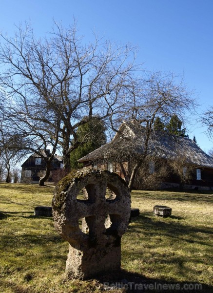 Muzeja ābeļdārzā ir apskatāmi Latvijā reti sastopami riņķa jeb saules krusti, kas ir viduslaiku kapu pieminekļi. 117966