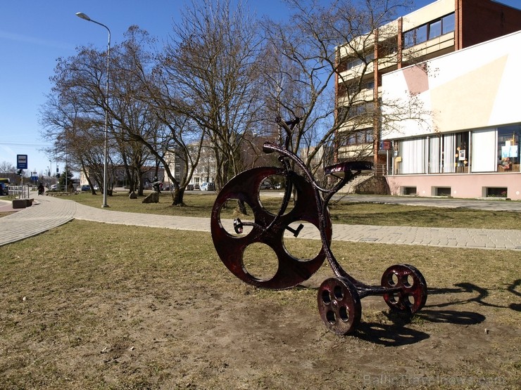 Pilsētā vairākās vietās ir izvietoti vietējo skolu jauniešu radīti vides objekti - skulptūras - velosipēdi. 117972