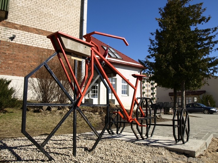 Pie mākslas skolas atrodas viens no vietējo skolu jauniešu radītajiem vides objektiem - velosipēds. Šis velosipēds kalpo arī kā velosipēdu novietne pi 117979
