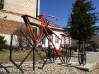Pie mākslas skolas atrodas viens no vietējo skolu jauniešu radītajiem vides objektiem - velosipēds. Šis velosipēds kalpo arī kā velosipēdu novietne pi 29