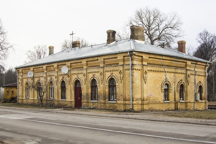 Līdz mūsdienām ir saglabājusies 19.gs beigās/20.gs. sākumā celtā dzelzceļa stacijas ēka, kuru pasažieru vajadzībām mūsdienās gan neizmanto Līdz mūsdienām ir saglabājusies 19.gs beigās/20.gs. sākumā celtā dzelzceļa stacijas ēka, kuru pasažieru vajadzībām mūsdienās gan neizmanto 117997