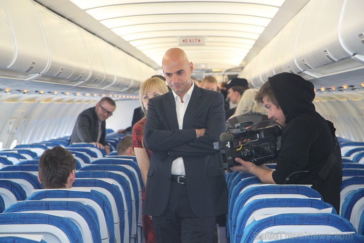 Tūroperatora «Alida Tūrs» vadītājs Arno Ter-Saakovs izvērtē lidsabiedrības lidmašīnu 118076