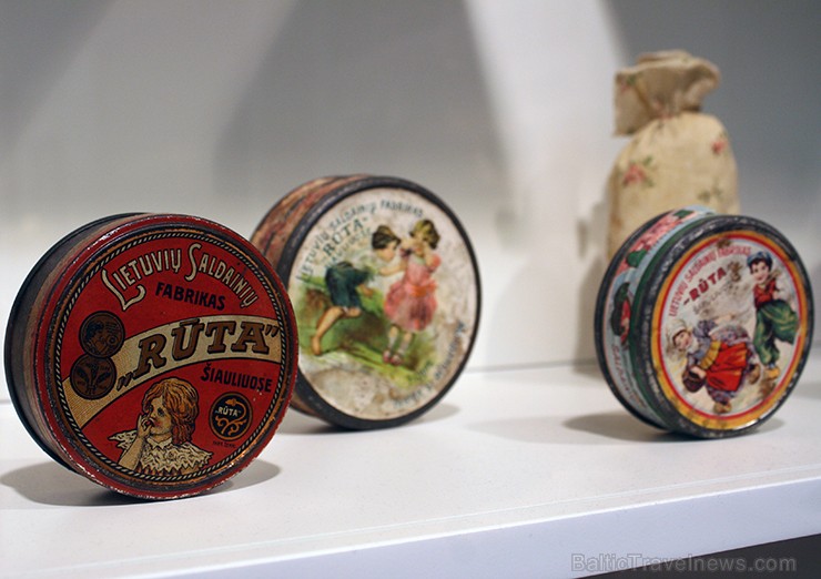Muzejā aplūkojami arī šokolādes fabrikas Rūta dažādie iepakojumi - kārbiņas un čaukstošie papīra iesaiņojumi 118146
