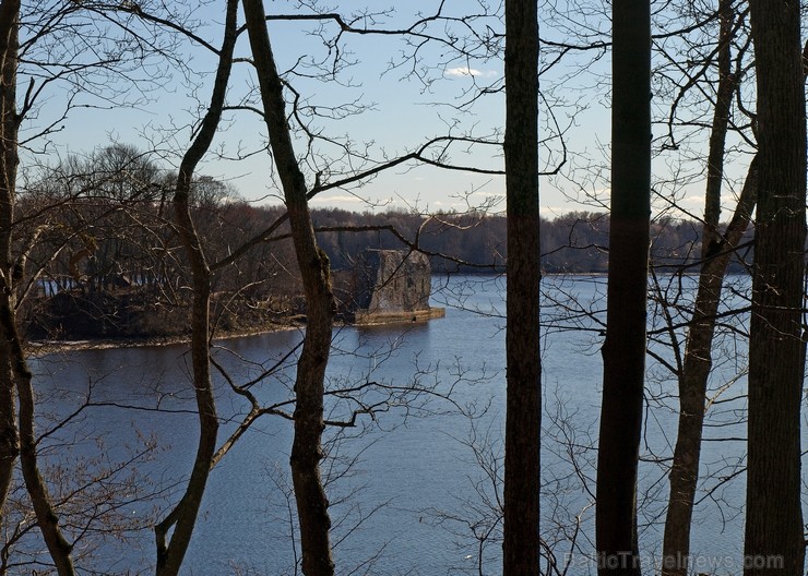 No lapenes - Tējas namiņa - Pērses upes stāvajos krastos paveras pasakains skats uz viduslaiku pilsdrupām un Pērses ieteku Daugavā. 118400