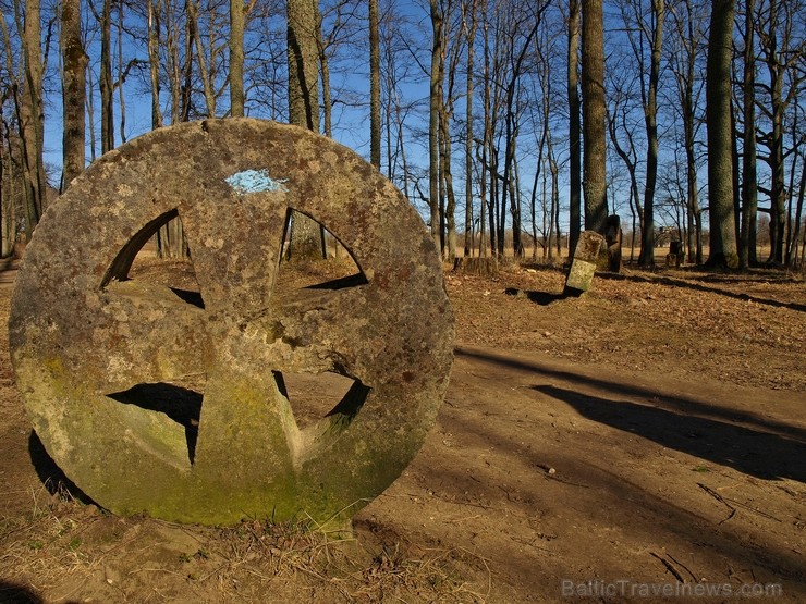 Parkā ir apskatāmi zviedru laiku riņķa krusti un čuguna lielgabali. 118401