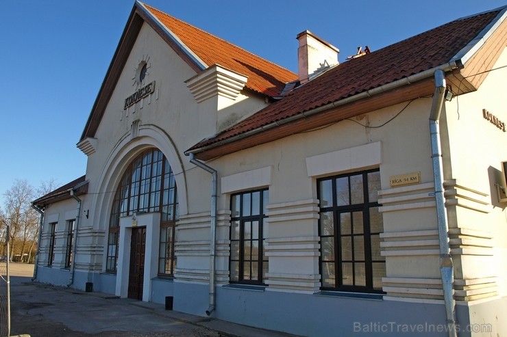 No Rīgas centrālās dzelzceļa stacijas līdz Kokneses dzelzceļa stacijai ir tikai 94 km, ko ar vilcienu var mērot vidēji 1 stundā un 30 minūtēs. 118415
