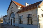 No Rīgas centrālās dzelzceļa stacijas līdz Kokneses dzelzceļa stacijai ir tikai 94 km, ko ar vilcienu var mērot vidēji 1 stundā un 30 minūtēs. 1