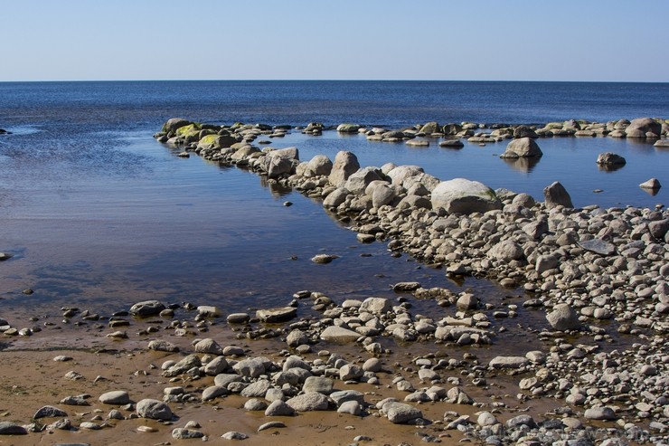 laukakmeņiem. Tos uz šejieni pirms 13-10 tūkstošiem gadu ir atnesis ledājs. Akmeņainā pludmale visa lieguma teritorijā ir 20-40 m plata 118622