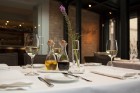 Latvijas 8 pieczvaigžņu viesnīcu restorāni piedalās akcijā «Gardēžu 5 zvaigžņu ceļojums», kurā ir iespēja laimēt dāvanu kartes 800 eiro vertībā. Piesa 4
