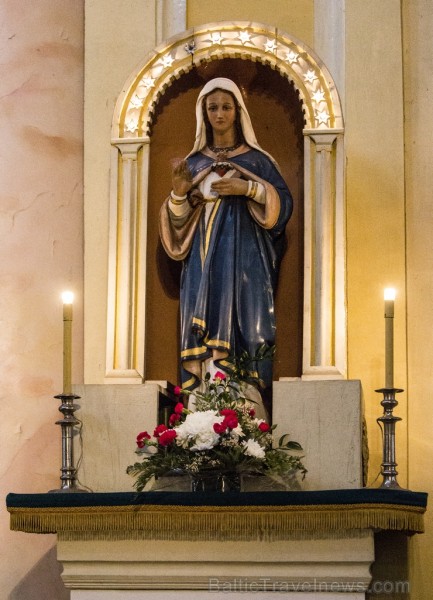 Baznīcā atrodas altāri Svētā Antona un Svētās Marijas godam, kā arī senas gleznas 119025