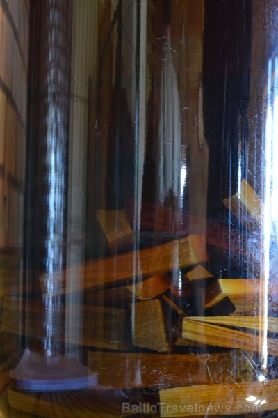 Ābolu kalvados Latvijā top stikla traukos ar ozolkoka dēlīšiem, atšķirībā no Francijas kalvadosa, kas tiek izturēts ozolkoka mucās. 