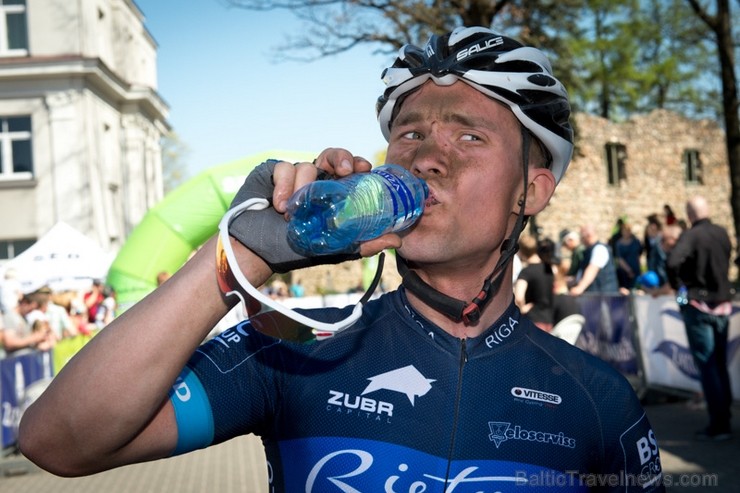 Spītējot putekļiem un saulei, 27. aprīlī vairāk kā 2000 dalībnieki pieveica SEB MTB maratona 1. posmu Cēsis - Valmiera. Vairāk - www.velo.lv Spītējot putekļiem un saulei, 27. aprīlī vairāk kā 2000 dalībnieki pieveica SEB MTB maratona 1. posmu Cēsis - Valmiera. Vairāk - www.velo.lv 119809