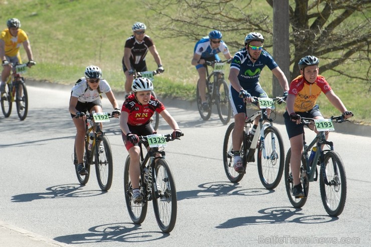 Spītējot putekļiem un saulei, 27. aprīlī vairāk kā 2000 dalībnieki pieveica SEB MTB maratona 1. posmu Cēsis - Valmiera. Vairāk - www.velo.lv Spītējot putekļiem un saulei, 27. aprīlī vairāk kā 2000 dalībnieki pieveica SEB MTB maratona 1. posmu Cēsis - Valmiera. Vairāk - www.velo.lv 119816