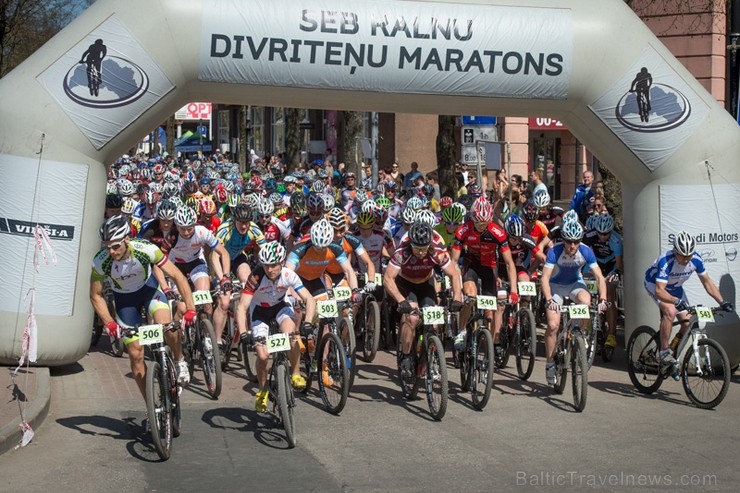 Spītējot putekļiem un saulei, 27. aprīlī vairāk kā 2000 dalībnieki pieveica SEB MTB maratona 1. posmu Cēsis - Valmiera. Vairāk - www.velo.lv Spītējot putekļiem un saulei, 27. aprīlī vairāk kā 2000 dalībnieki pieveica SEB MTB maratona 1. posmu Cēsis - Valmiera. Vairāk - www.velo.lv 119819
