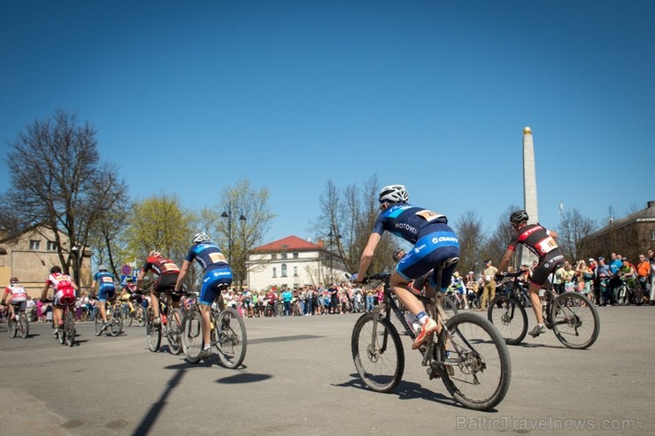 Spītējot putekļiem un saulei, 27. aprīlī vairāk kā 2000 dalībnieki pieveica SEB MTB maratona 1. posmu Cēsis - Valmiera. Vairāk - www.velo.lv Spītējot putekļiem un saulei, 27. aprīlī vairāk kā 2000 dalībnieki pieveica SEB MTB maratona 1. posmu Cēsis - Valmiera. Vairāk - www.velo.lv 119822