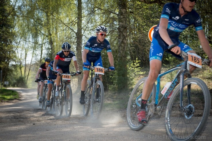 Spītējot putekļiem un saulei, 27. aprīlī vairāk kā 2000 dalībnieki pieveica SEB MTB maratona 1. posmu Cēsis - Valmiera. Vairāk - www.velo.lv Spītējot putekļiem un saulei, 27. aprīlī vairāk kā 2000 dalībnieki pieveica SEB MTB maratona 1. posmu Cēsis - Valmiera. Vairāk - www.velo.lv 119828
